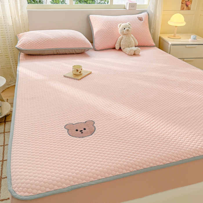 91家纺网 家纺一手货源 找家纺 慕尚家纺 2025新款冻冻席刺绣系列 凉冻冻席小熊粉