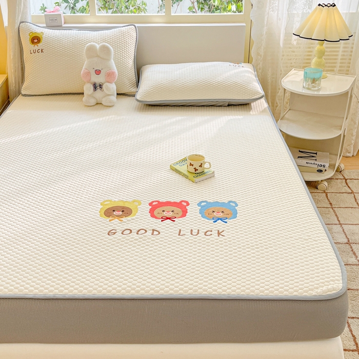 91家纺网 家纺一手货源 找家纺 慕尚家纺 2025新款冻冻席刺绣系列 冻冻席可爱一家人