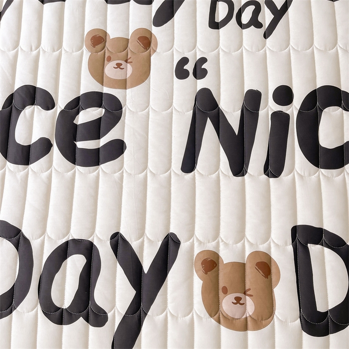 91家纺网 家纺一手货源 找家纺 3C 2024新款全棉13372大豆夹棉印花花边床笠四件套 熊熊宝贝-灰