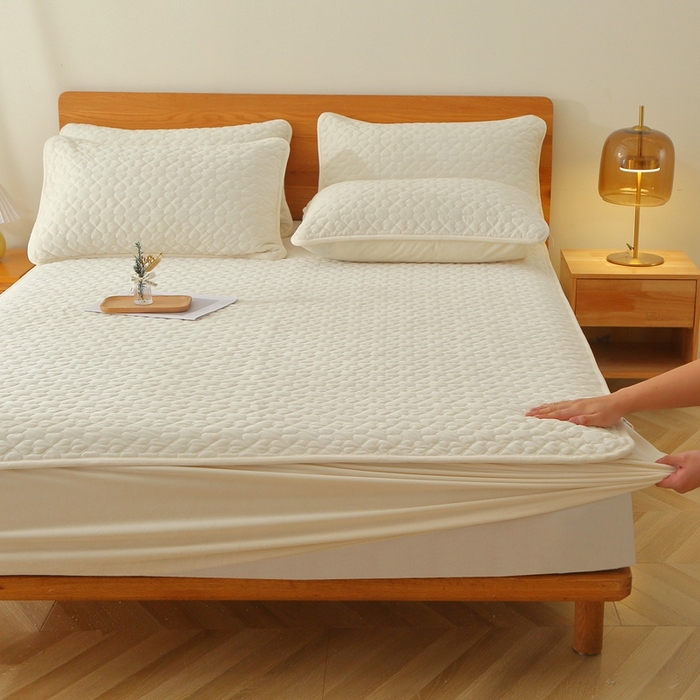 91家纺网 家纺一手货源 找家纺 芸锦豪 2024新款宝宝绒夹棉刺绣床笠 奶油白