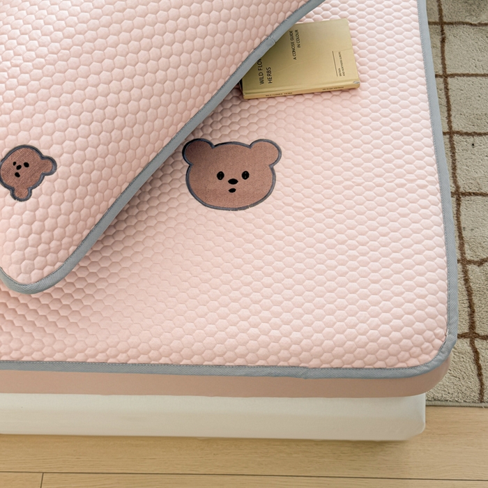 91家纺网 家纺一手货源 找家纺 慕尚家纺 2025新款冻冻席刺绣系列 凉冻冻席小熊粉