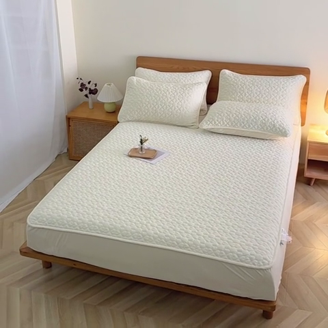 91家纺网 家纺一手货源 找家纺 芸锦豪 2024新款宝宝绒夹棉刺绣床笠 奶油白