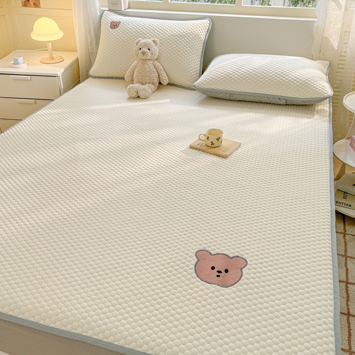 91家纺网 家纺一手货源 找家纺 慕尚家纺 2025新款冻冻席刺绣系列 凉冻冻席小熊白