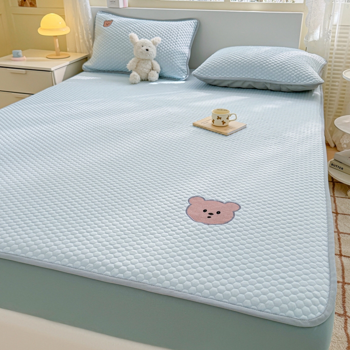 91家纺网 家纺一手货源 找家纺 慕尚家纺 2025新款冻冻席刺绣系列 凉冻冻席小熊蓝