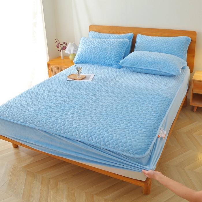 91家纺网 家纺一手货源 找家纺 芸锦豪 2024新款宝宝绒夹棉刺绣床笠 浅蓝