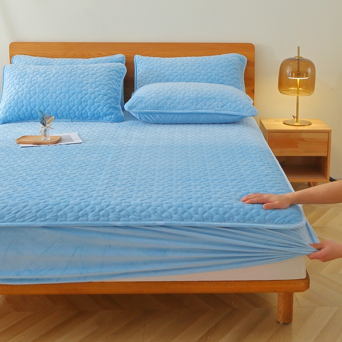 91家纺网 家纺一手货源 找家纺 芸锦豪 2024新款宝宝绒夹棉刺绣床笠 浅蓝