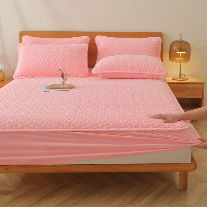 91家纺网 家纺一手货源 找家纺 芸锦豪 2024新款宝宝绒夹棉刺绣床笠 玫瑰粉