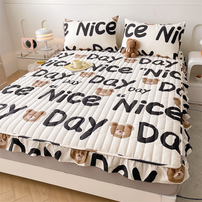 91家纺网 家纺一手货源 找家纺 3C 2024新款全棉13372大豆夹棉印花花边床笠四件套 熊熊宝贝-灰