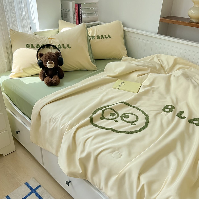 91家纺网 家纺一手货源 找家纺 眠帛家居 2024新款水洗棉毛巾绣夏被四件套精灵系列A类风格二 精灵奶黄-果绿