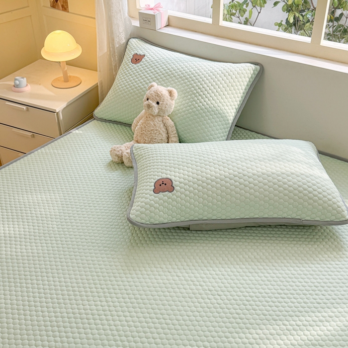 91家纺网 家纺一手货源 找家纺 慕尚家纺 2025新款冻冻席刺绣系列 凉冻冻席小熊绿