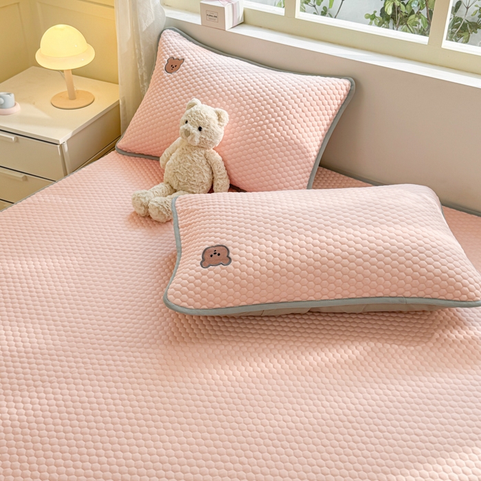 91家纺网 家纺一手货源 找家纺 慕尚家纺 2025新款冻冻席刺绣系列 凉冻冻席小熊粉