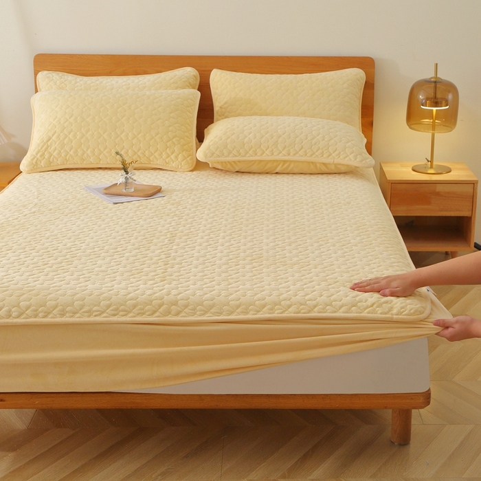 91家纺网 家纺一手货源 找家纺 芸锦豪 2024新款宝宝绒夹棉刺绣床笠 嫩黄