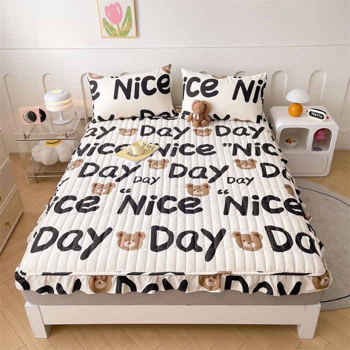 91家纺网 家纺一手货源 找家纺 3C 2024新款全棉13372大豆夹棉印花花边床笠四件套 熊熊宝贝-灰