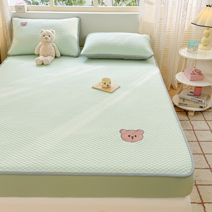 91家纺网 家纺一手货源 找家纺 慕尚家纺 2025新款冻冻席刺绣系列 凉冻冻席小熊绿