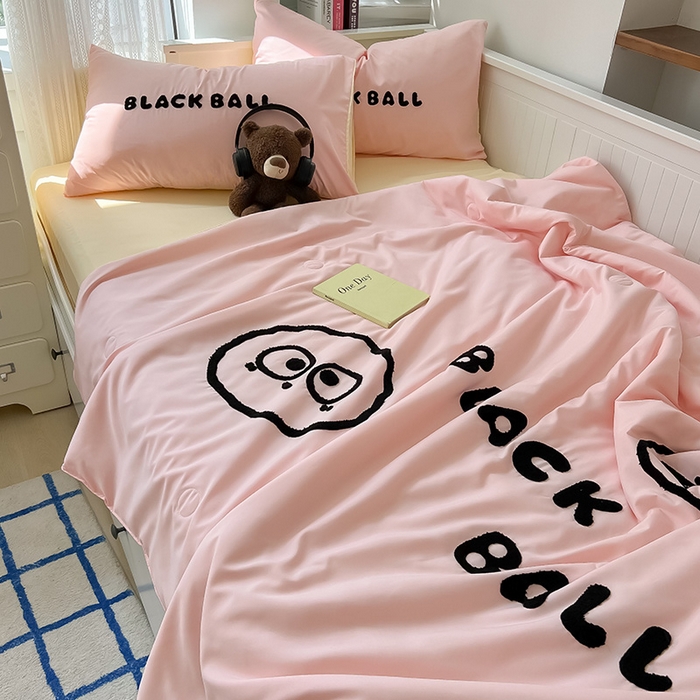 91家纺网 家纺一手货源 找家纺 眠帛家居 2024新款水洗棉毛巾绣夏被四件套精灵系列A类风格二 精灵奶油粉-奶黄