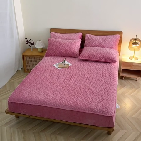 91家纺网 家纺一手货源 找家纺 芸锦豪 2024新款宝宝绒夹棉刺绣床笠 浅豆沙