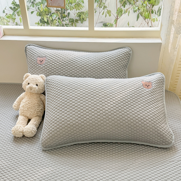 91家纺网 家纺一手货源 找家纺 慕尚家纺 2025新款冻冻席刺绣系列 凉冻冻席小熊灰