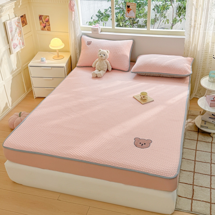 91家纺网 家纺一手货源 找家纺 慕尚家纺 2025新款冻冻席刺绣系列 凉冻冻席小熊粉