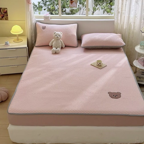 91家纺网 家纺一手货源 找家纺 慕尚家纺 2025新款冻冻席刺绣系列 凉冻冻席小熊粉