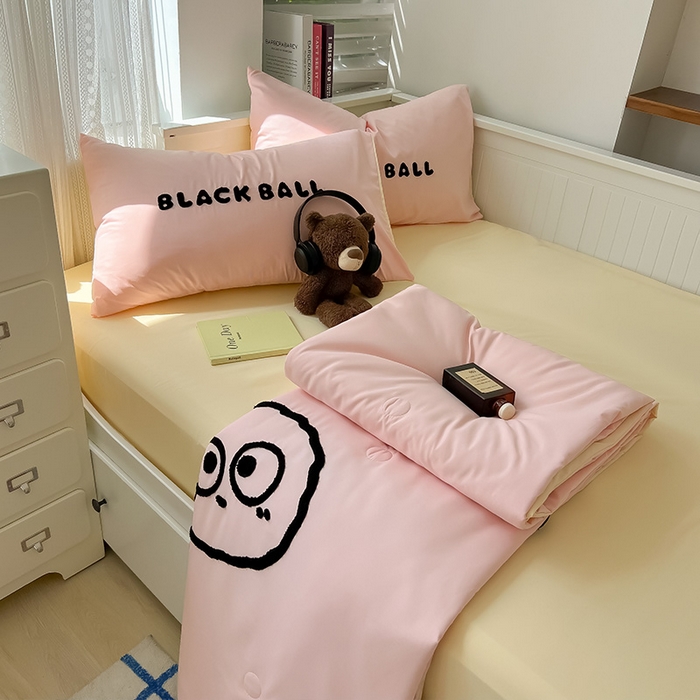 91家纺网 家纺一手货源 找家纺 眠帛家居 2024新款水洗棉毛巾绣夏被四件套精灵系列A类风格二 精灵奶油粉-奶黄