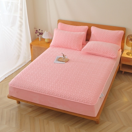 91家纺网 家纺一手货源 找家纺 芸锦豪 2024新款宝宝绒夹棉刺绣床笠 玫瑰粉