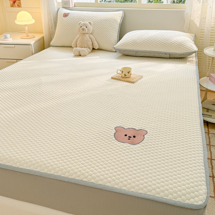 91家纺网 家纺一手货源 找家纺 慕尚家纺 2025新款冻冻席刺绣系列 凉冻冻席小熊白