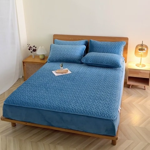 91家纺网 家纺一手货源 找家纺 芸锦豪 2024新款宝宝绒夹棉刺绣床笠 贵族蓝