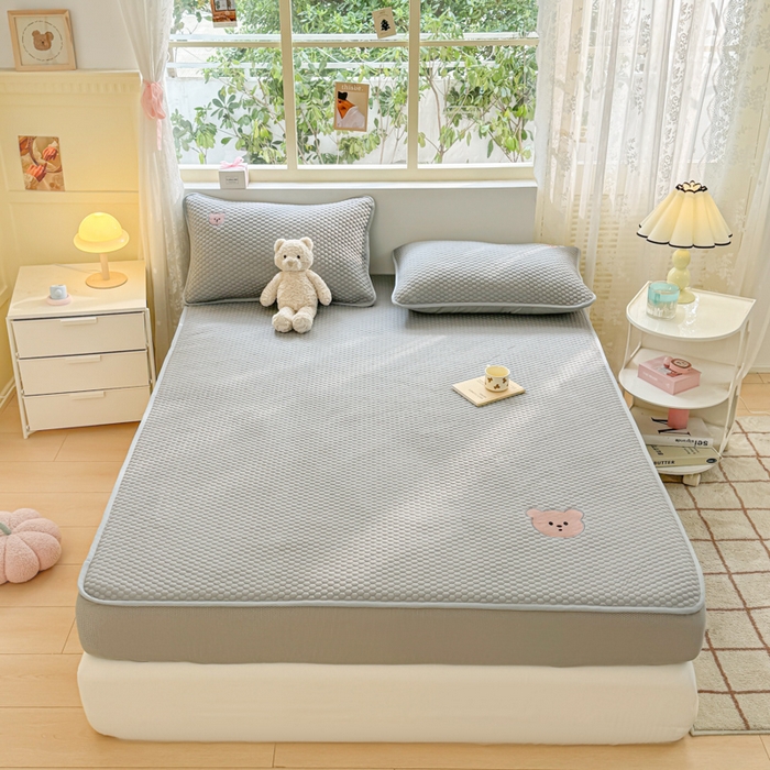 91家纺网 家纺一手货源 找家纺 慕尚家纺 2025新款冻冻席刺绣系列 凉冻冻席小熊灰