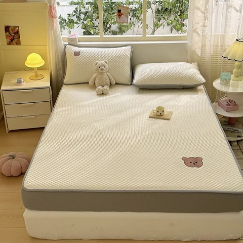 91家纺网 家纺一手货源 找家纺 慕尚家纺 2025新款冻冻席刺绣系列 凉冻冻席小熊白