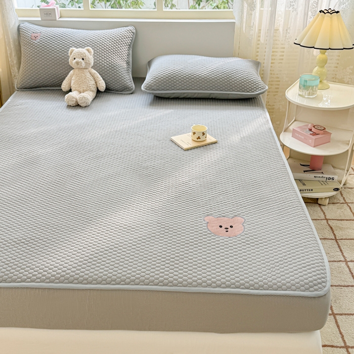 91家纺网 家纺一手货源 找家纺 慕尚家纺 2025新款冻冻席刺绣系列 凉冻冻席小熊灰