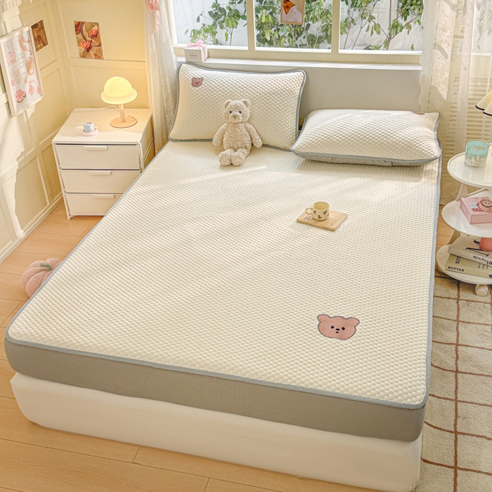 91家纺网 家纺一手货源 找家纺 慕尚家纺 2025新款冻冻席刺绣系列 凉冻冻席小熊白