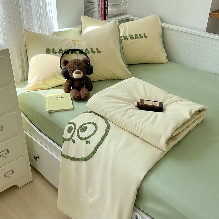 91家纺网 家纺一手货源 找家纺 眠帛家居 2024新款水洗棉毛巾绣夏被四件套精灵系列A类风格二 精灵奶黄-果绿