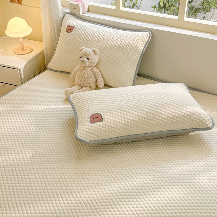 91家纺网 家纺一手货源 找家纺 慕尚家纺 2025新款冻冻席刺绣系列 凉冻冻席小熊白