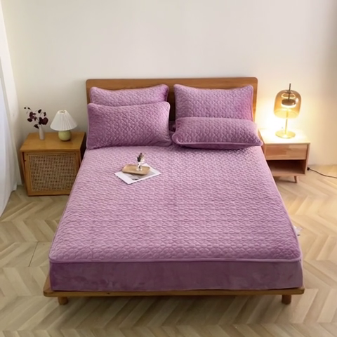 91家纺网 家纺一手货源 找家纺 芸锦豪 2024新款宝宝绒夹棉刺绣床笠 魅力紫