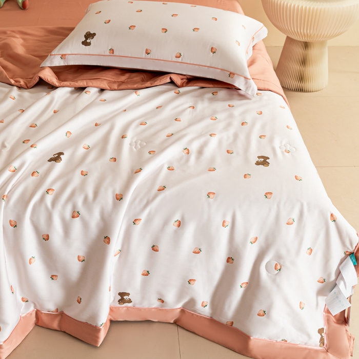 91家纺网 家纺一手货源 找家纺 2024新A类40S天丝莫代尔夏被四件套竹纤维凉感空调被卡通儿童夏凉被被子被芯草莓甜心
