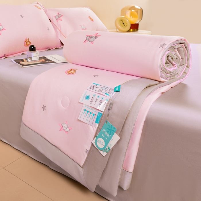 91家纺网 家纺一手货源 找家纺 2024新A类40S天丝莫代尔夏被四件套竹纤维凉感空调被卡通儿童夏凉被被子被芯星星点灯 粉