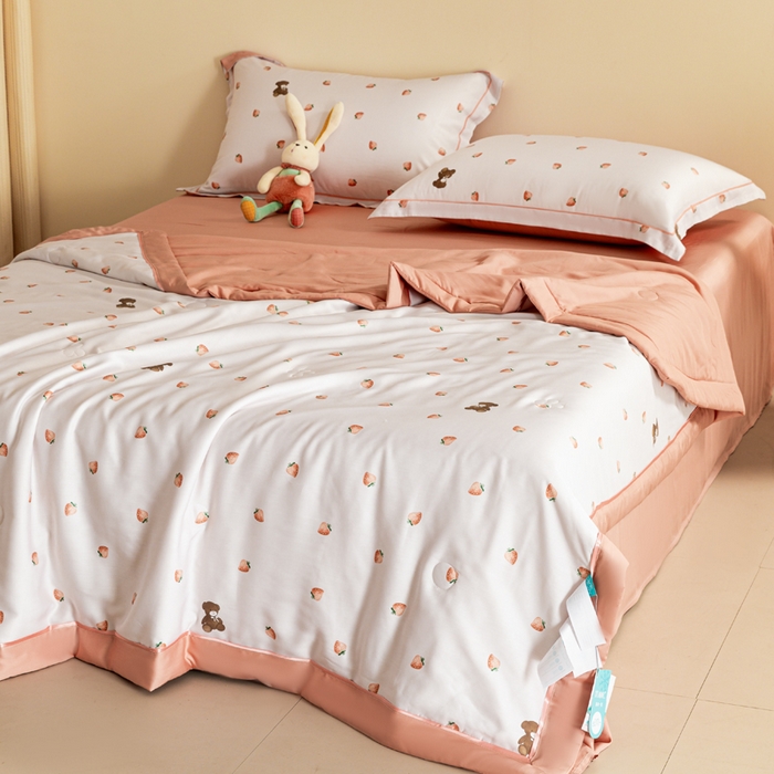 91家纺网 家纺一手货源 找家纺 2024新A类40S天丝莫代尔夏被四件套竹纤维凉感空调被卡通儿童夏凉被被子被芯草莓甜心