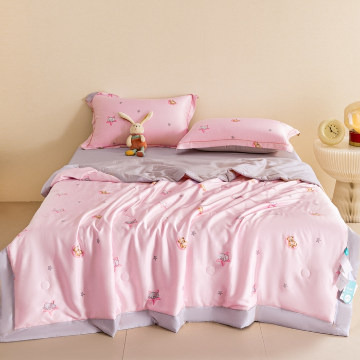 91家纺网 家纺一手货源 找家纺 2024新A类40S天丝莫代尔夏被四件套竹纤维凉感空调被卡通儿童夏凉被被子被芯星星点灯 粉