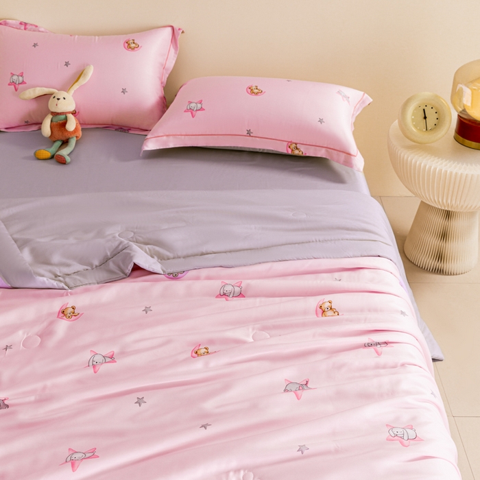 91家纺网 家纺一手货源 找家纺 2024新A类40S天丝莫代尔夏被四件套竹纤维凉感空调被卡通儿童夏凉被被子被芯星星点灯 粉