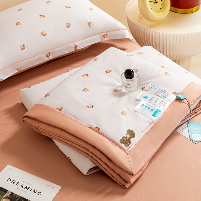 91家纺网 家纺一手货源 找家纺 2024新A类40S天丝莫代尔夏被四件套竹纤维凉感空调被卡通儿童夏凉被被子被芯草莓甜心