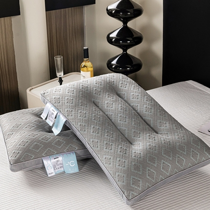 91家纺网 家纺一手货源 找家纺 （总）梦叶草 2024新款无荧光商务黑曼巴风凉感丝舒适枕芯护颈枕头