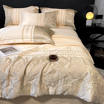 91家纺网 家纺一手货源 找家纺 宇航2025新款水洗真丝天丝立体浮雕绣花夏被四件套 羽叶—米金拼奶昔白