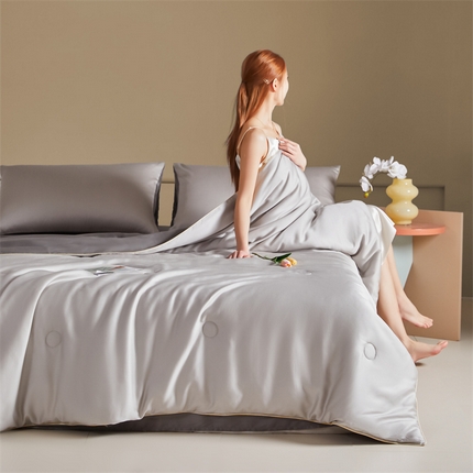 91家纺网 家纺一手货源 找家纺 佳汐蓝 2024新款高支高密兰精天丝纯色双拼夏被四件套 椰子灰+经典灰