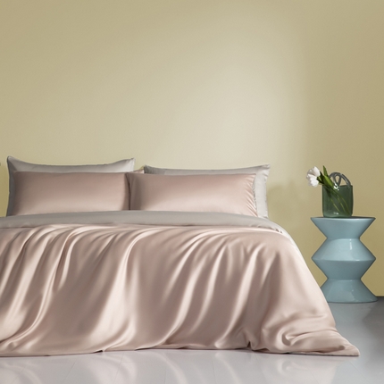 91家纺网 家纺一手货源 找家纺 佳汐蓝 2024新款AB版高支高密莱赛尔兰精天丝柔单被套 棚拍图 柔-玉桂粉+椰子灰