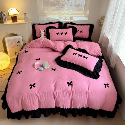 91家纺网 家纺一手货源 找家纺 富米莱（原臻工厂） 2024新款法式毛巾绣花边水洗棉四件套 赫本玫红