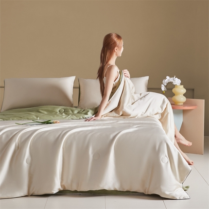 91家纺网 家纺一手货源 找家纺 佳汐蓝 2024新款高支高密兰精天丝纯色双拼夏被四件套 梧桐杏+生态绿