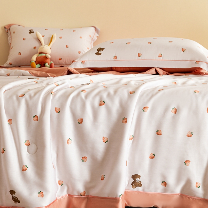 91家纺网 家纺一手货源 找家纺 2024新A类40S天丝莫代尔夏被四件套竹纤维凉感空调被卡通儿童夏凉被被子被芯草莓甜心