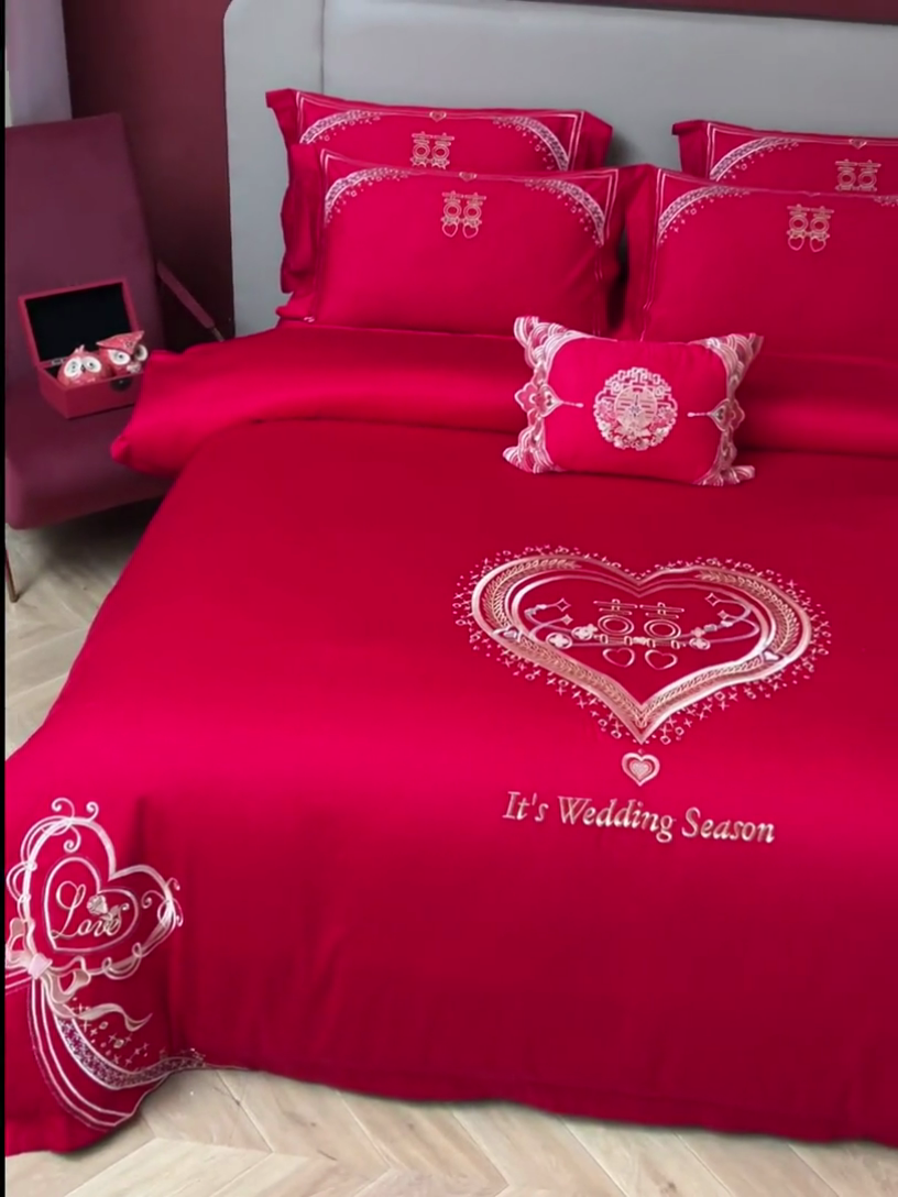 91家纺网 家纺一手货源 找家纺 晶缦家纺 2024纯棉全棉60支贡缎长绒棉刺绣花婚庆四件套--普通贴边床单款 千禧爱恋