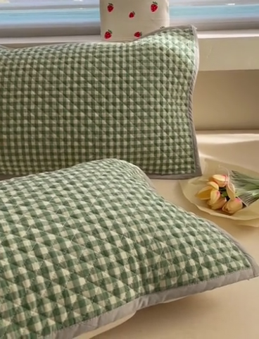 91家纺网 家纺一手货源 找家纺 爱港 2024全棉水洗色织绗缝绑带枕巾加厚夹棉隔脏防滑枕巾80*50cm布莱格-绿