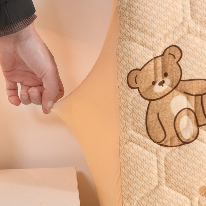 91家纺网 家纺一手货源 找家纺 恋绒家纺 2025新款全棉夹棉床头罩 快乐熊仔